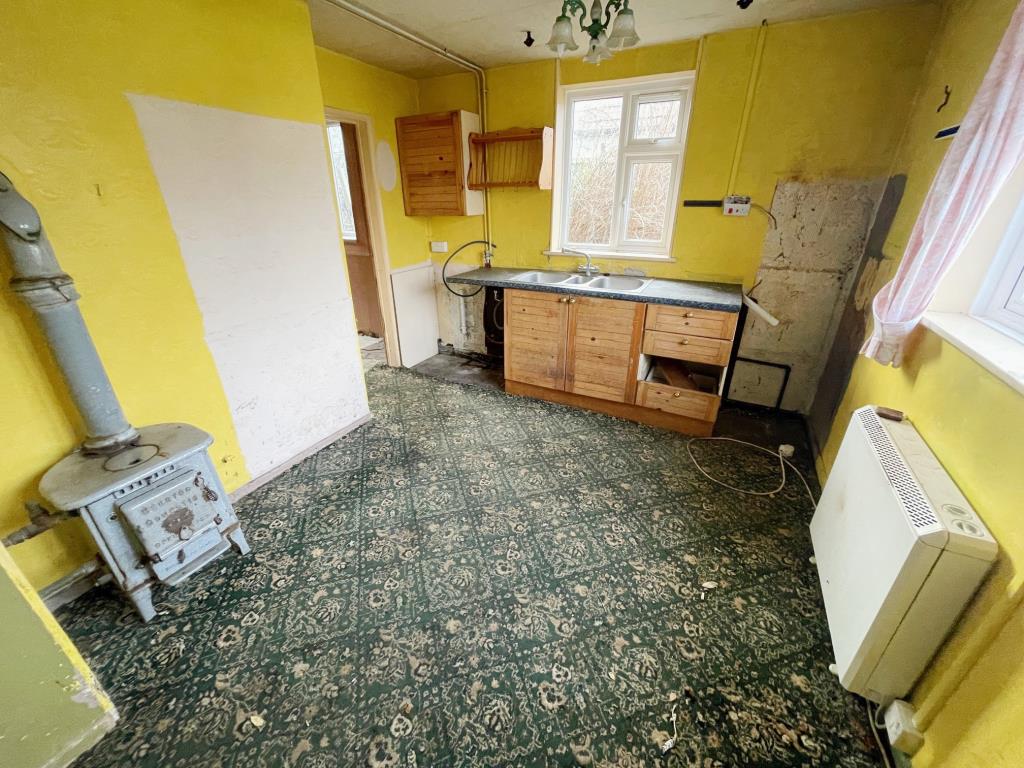 Lot: 15 - SEMI-DETACHED HOUSE FOR IMPROVEMENT AND REFURBISHMENT - kitchen-dining room